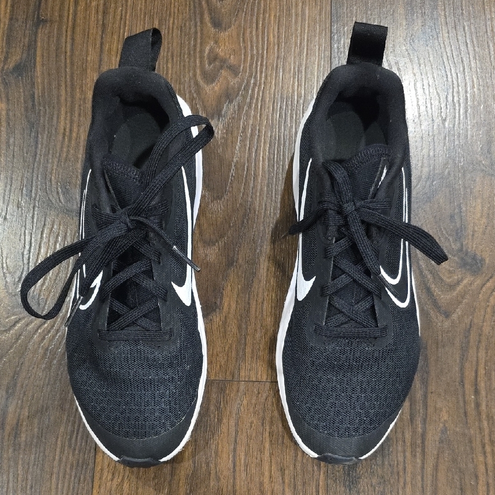 Black and White Athletic Sneakers. Unisex 4.5Y